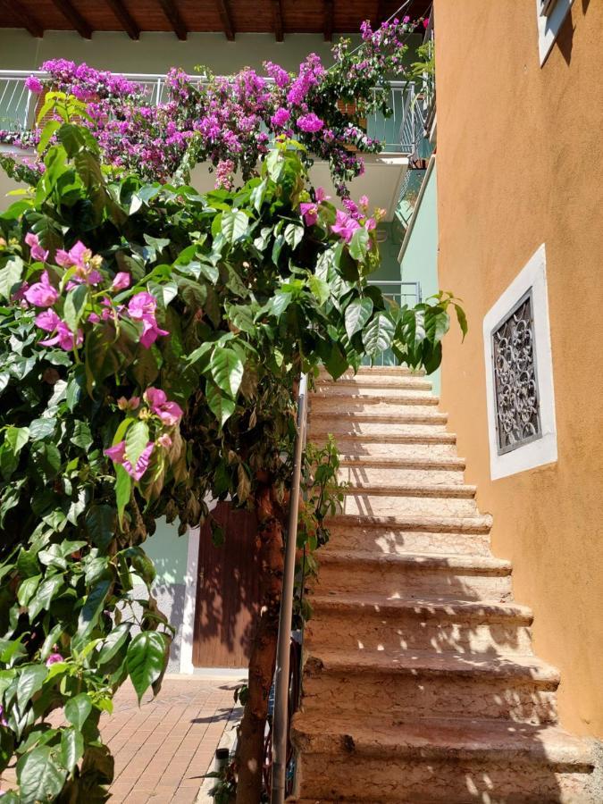 La Bougainville - Luxury Apartment Torbole Sul Garda Kültér fotó