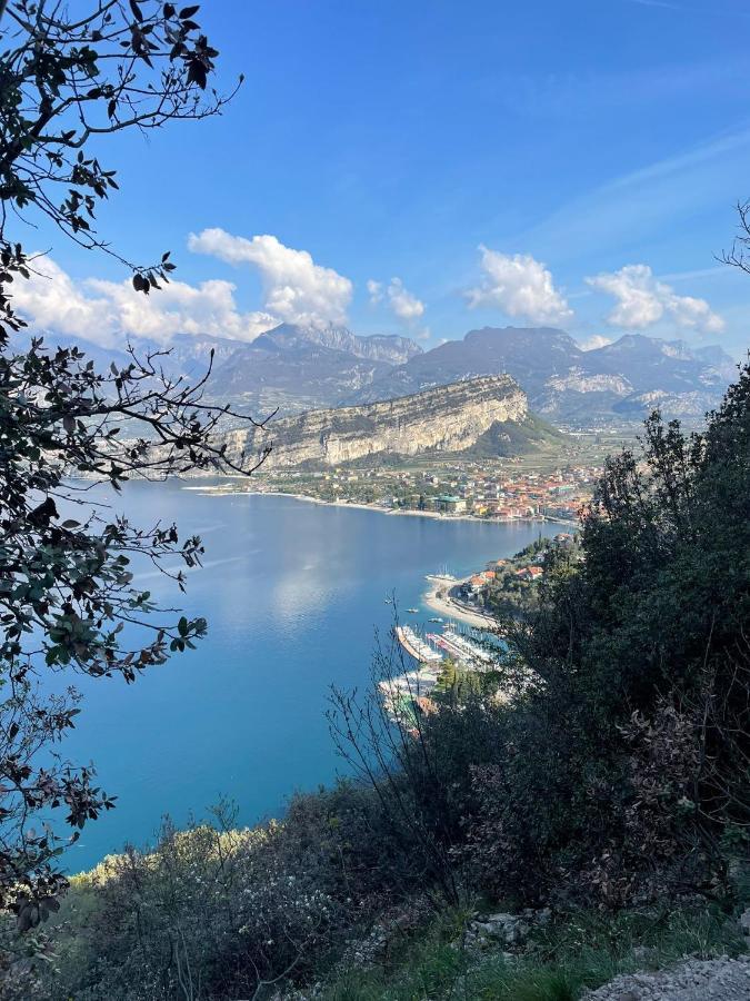 La Bougainville - Luxury Apartment Torbole Sul Garda Kültér fotó